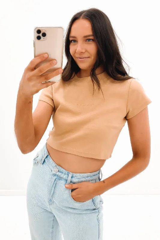 Easy-to-Wear A 90s Crop Tee Tan