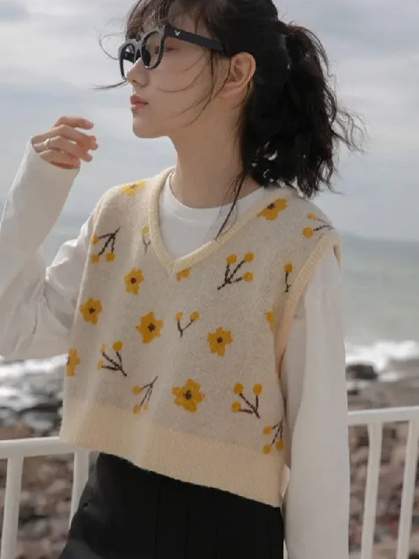 Cozy Fitting Floral Cropped Sweater Vest
