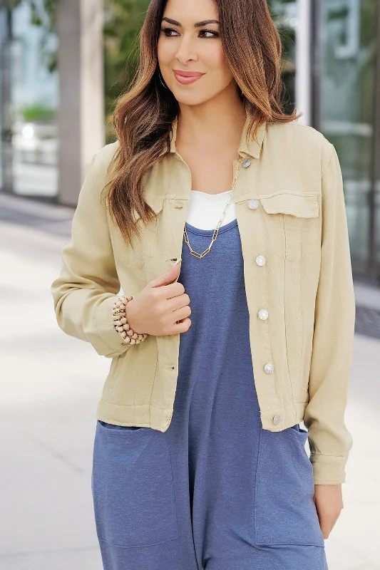 Easy-to-Wear Neutral Side Slit Jacket